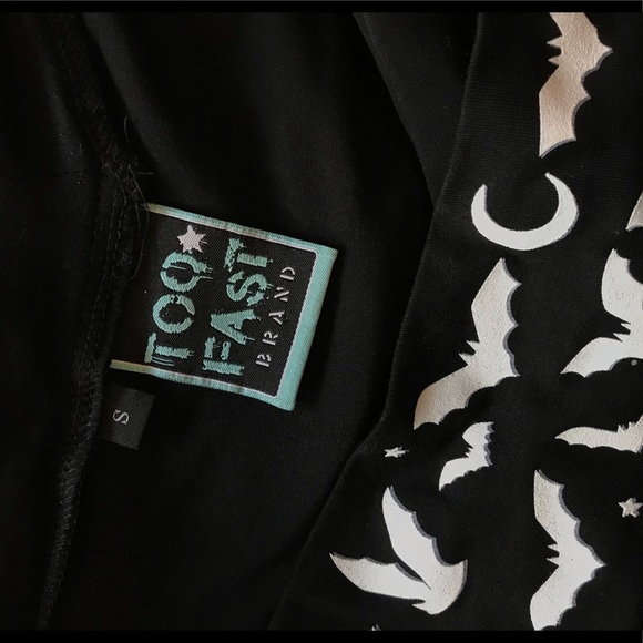 ♥️SOLD♥️ Unique Vintage Bats Off the Shoulder Top - Picture 5 of 5